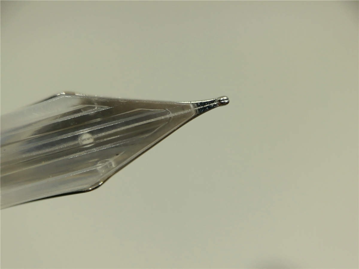 是不锈钢钢尖…上面闪耀着不锈钢磨损特有的质感…wings字样以及super